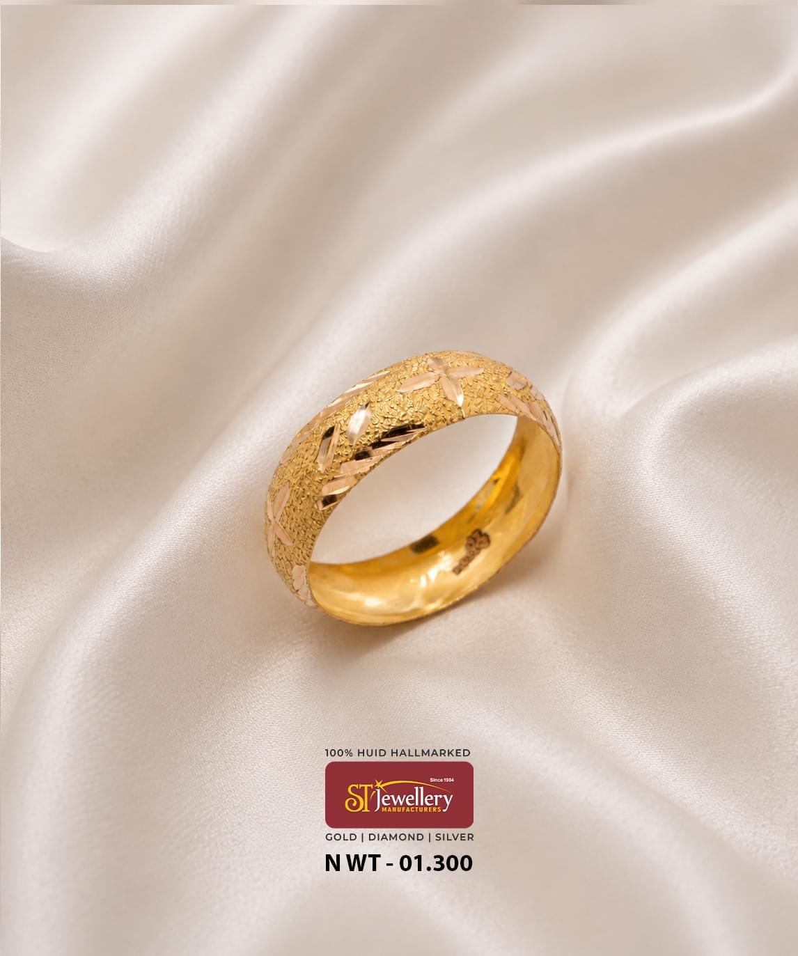 Elegant gold band ring featuring intricate textured detailing with polished geometric accents, ideal for stylish daily wear and special occasions.