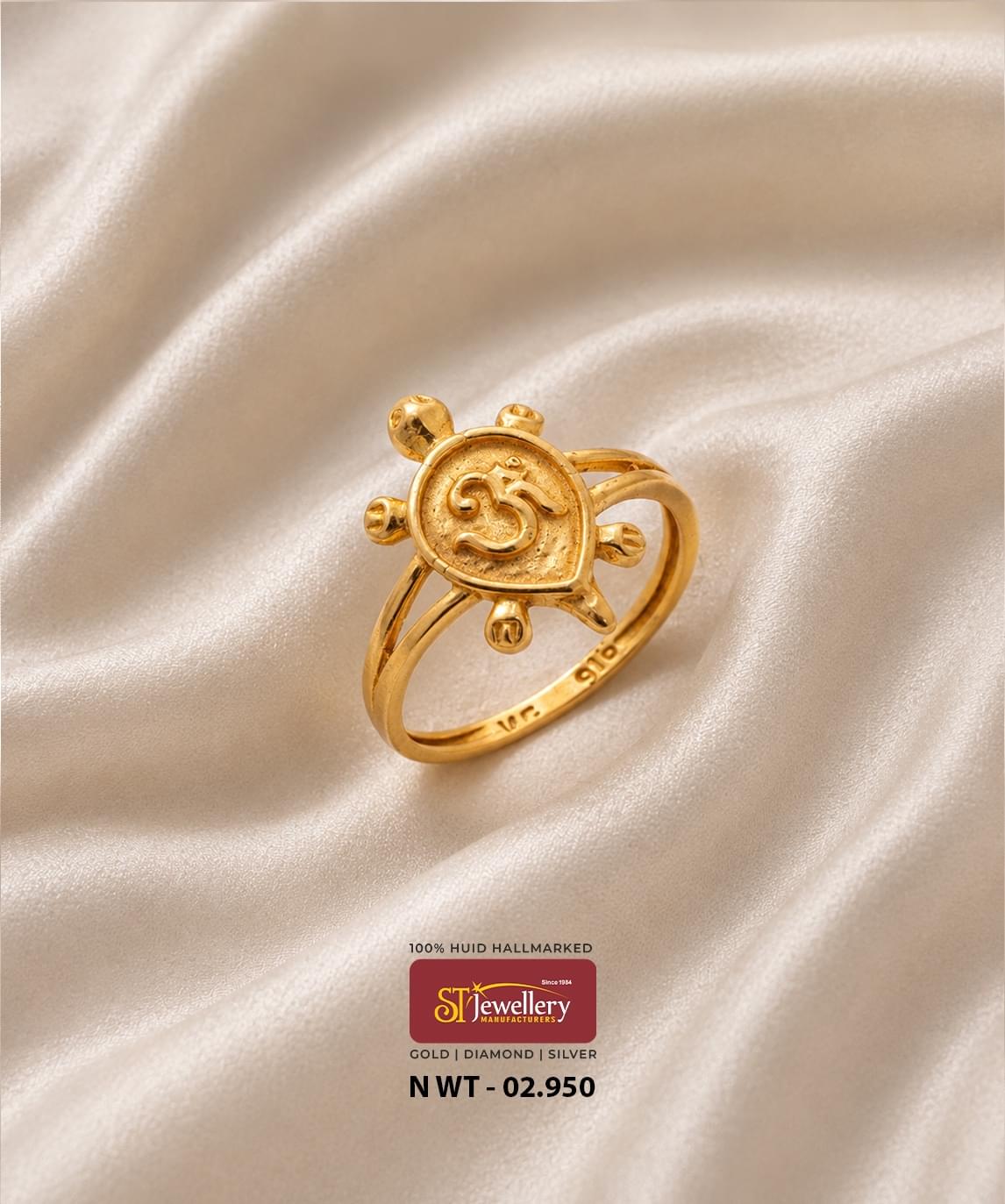 916 HUID hallmarked gold ring featuring a traditional Om symbol on a teardrop-shaped centerpiece with decorative gold accents and a split band design.