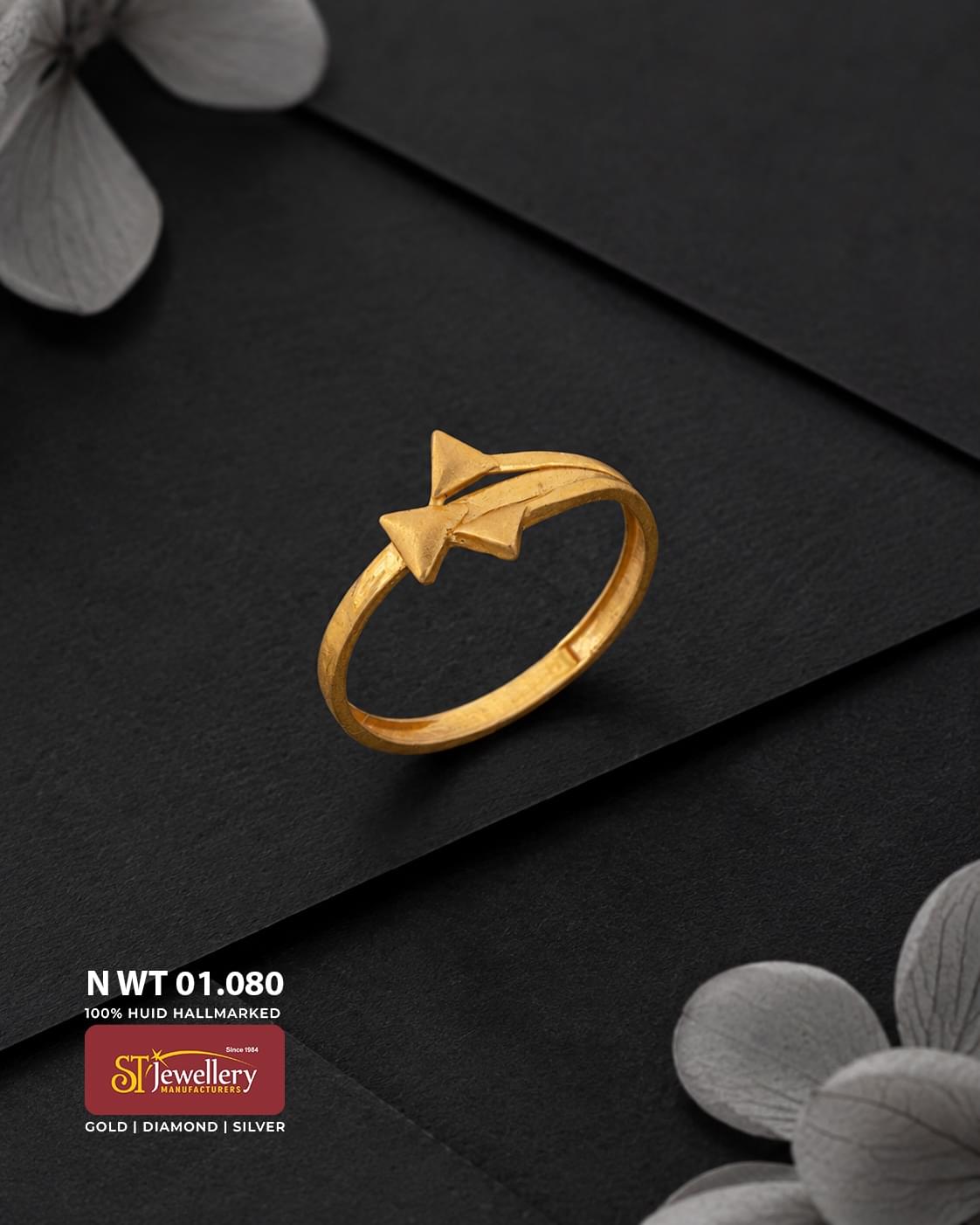 Minimalist gold ring featuring an elegant overlapping double-star design, displayed on a premium matte black background.
