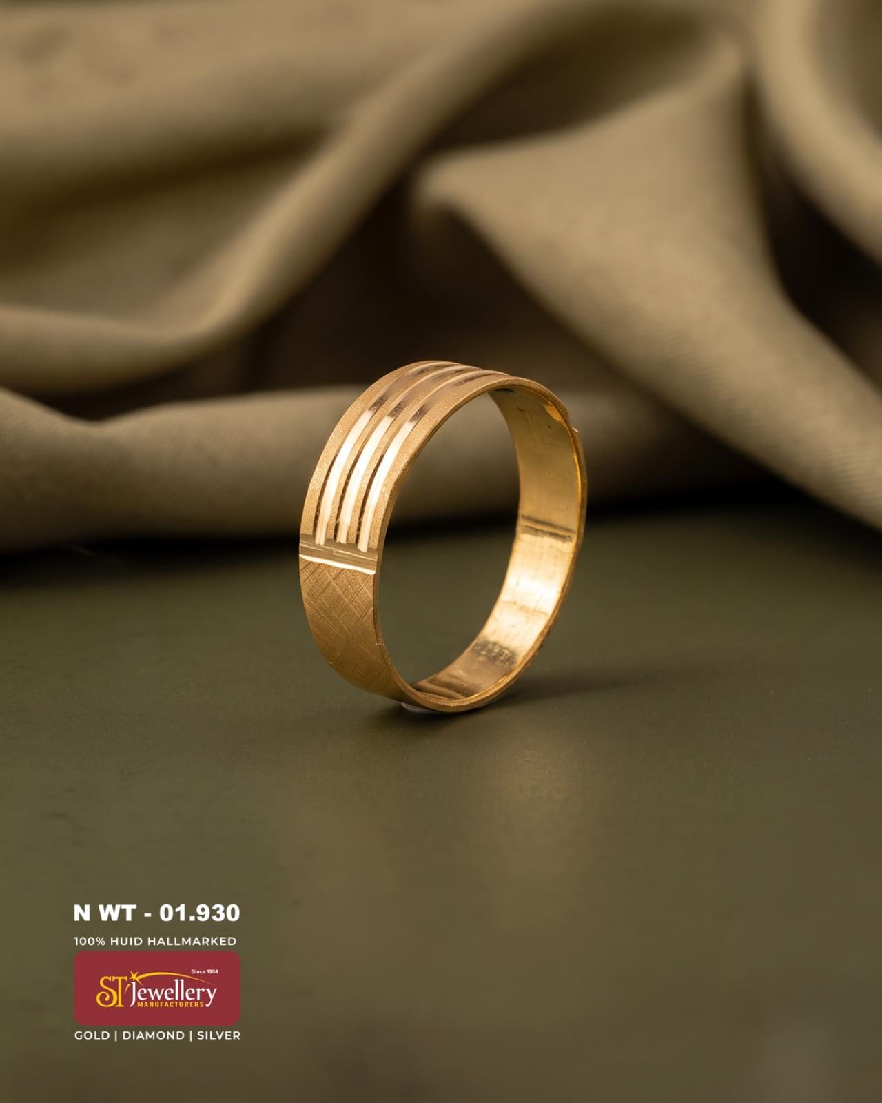 916 gold band ring with a modern multi-groove design and subtle textured finish, ideal for simple everyday wear.